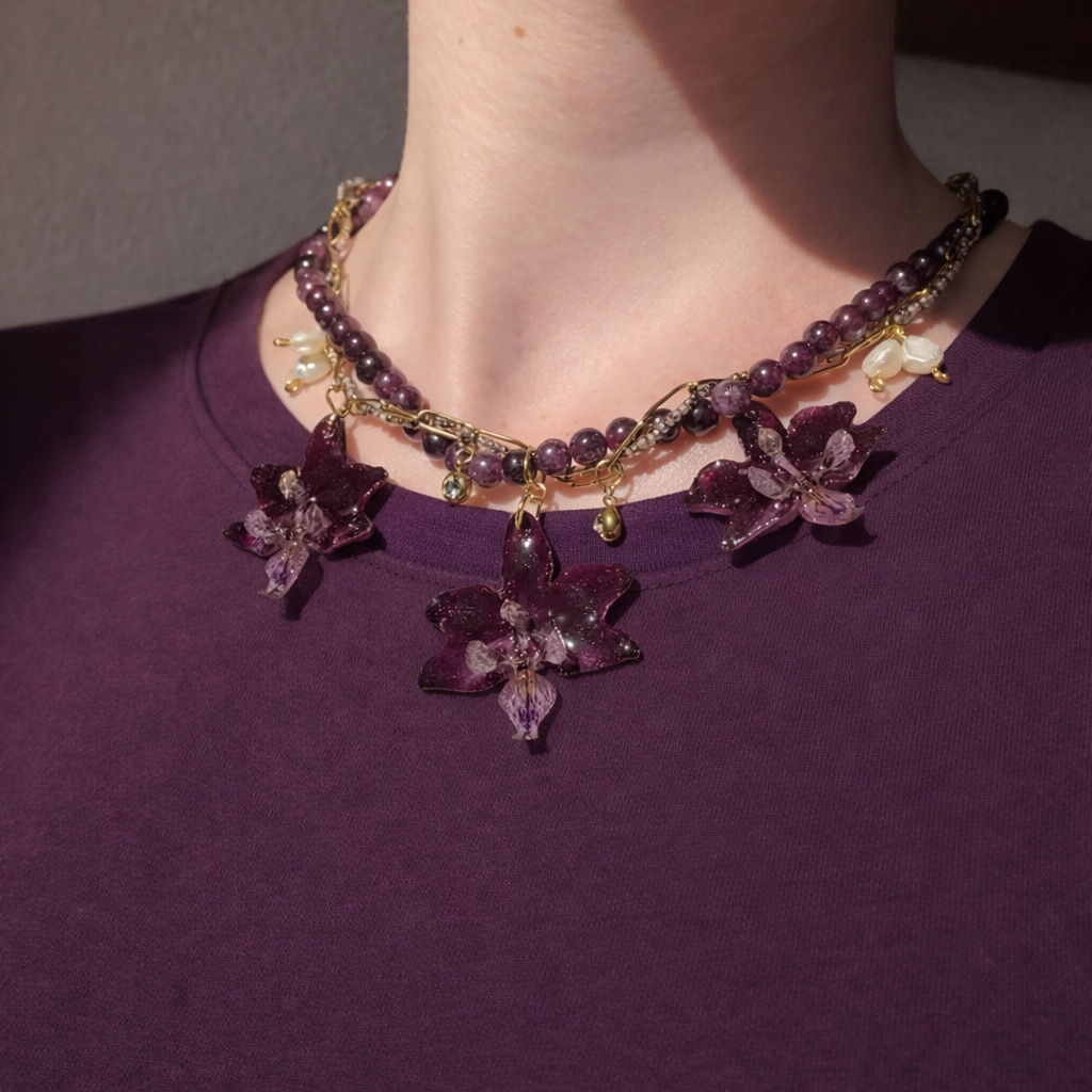 Modelo con collar orquídea natural preservada