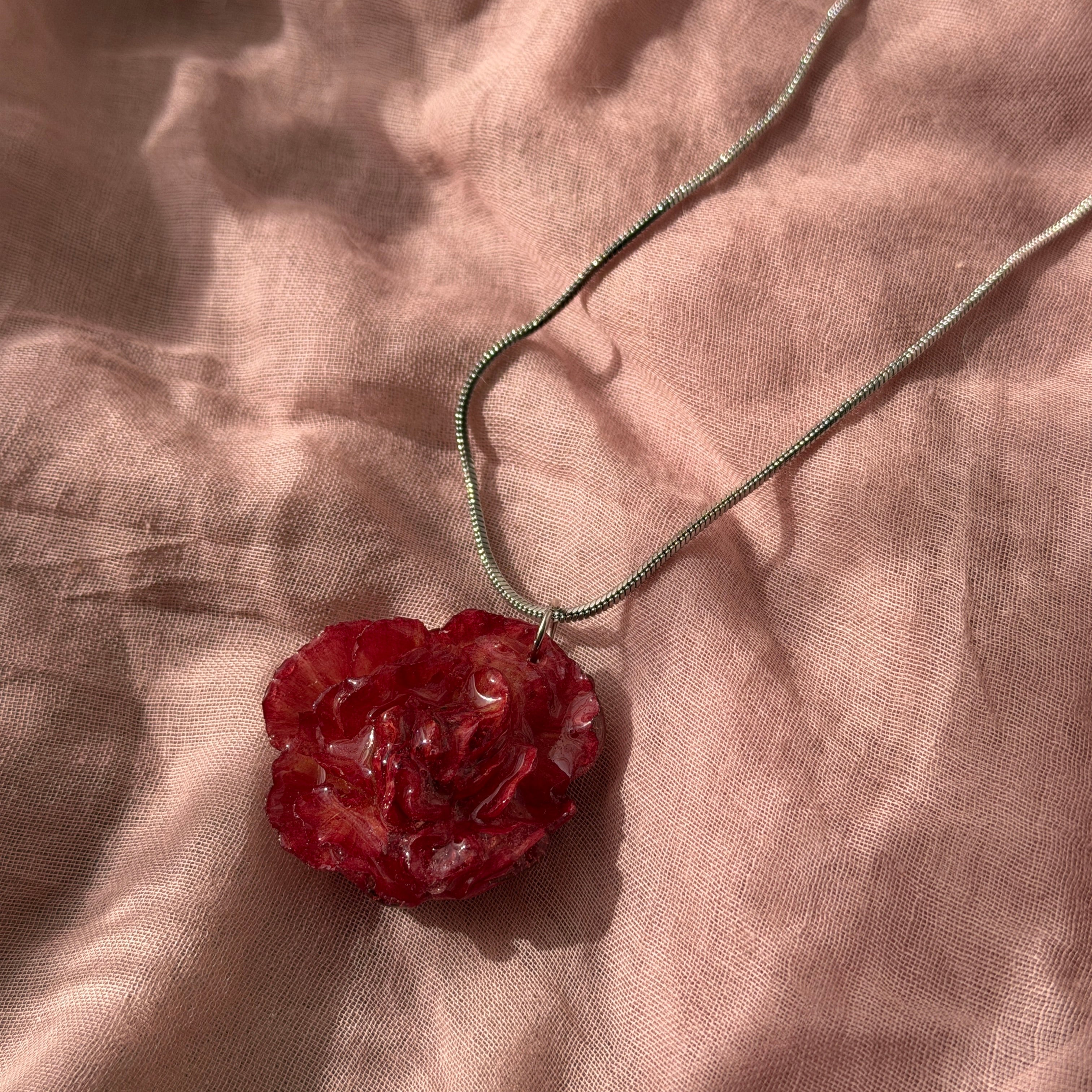 Collar Clavel - Carmesí