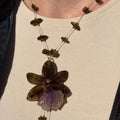 Modelo exterior con Collar Orquídea Terra variante ojo de tigre marrón