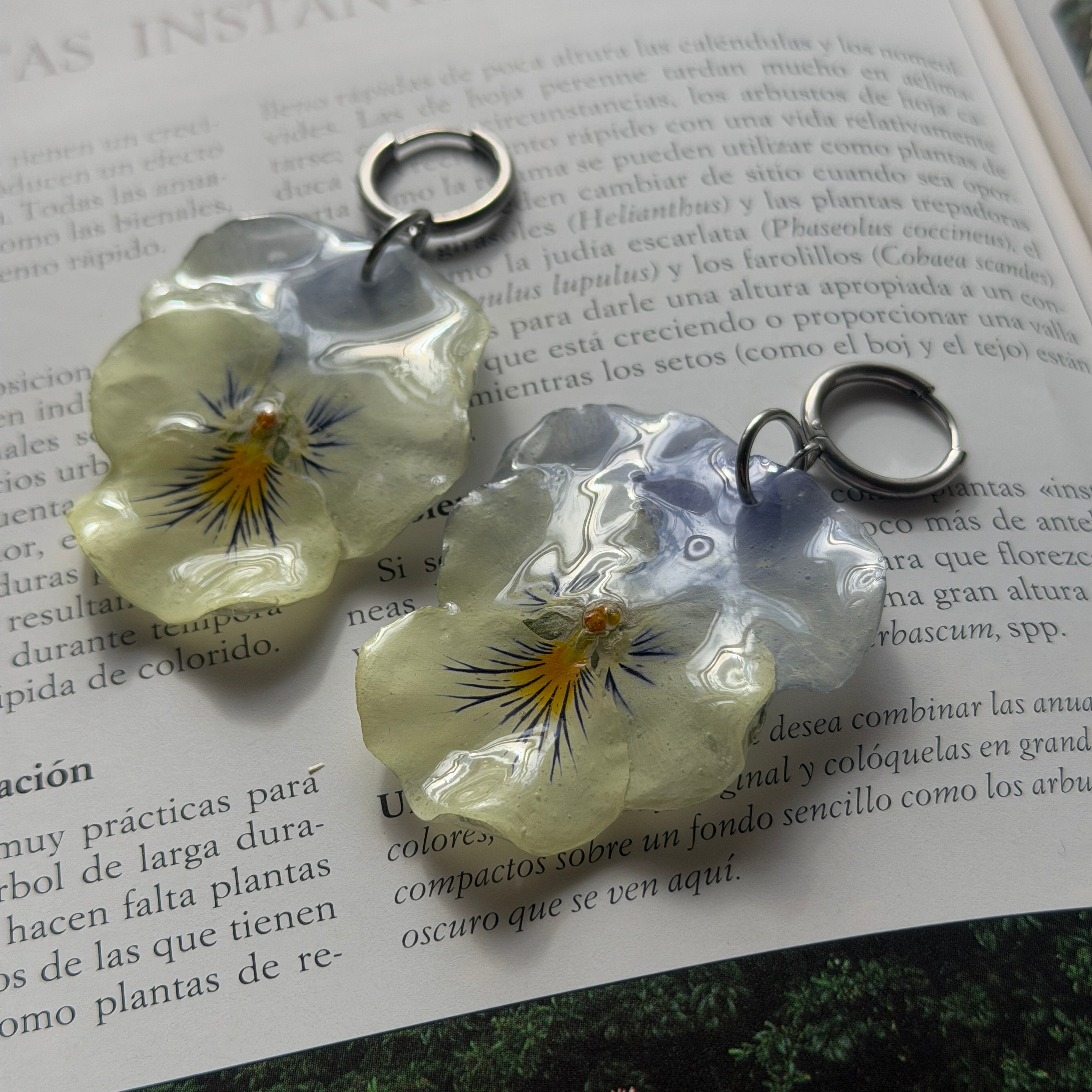 Pendientes Pensamiento Niebla sobre libro de jardín botánico, luz natural