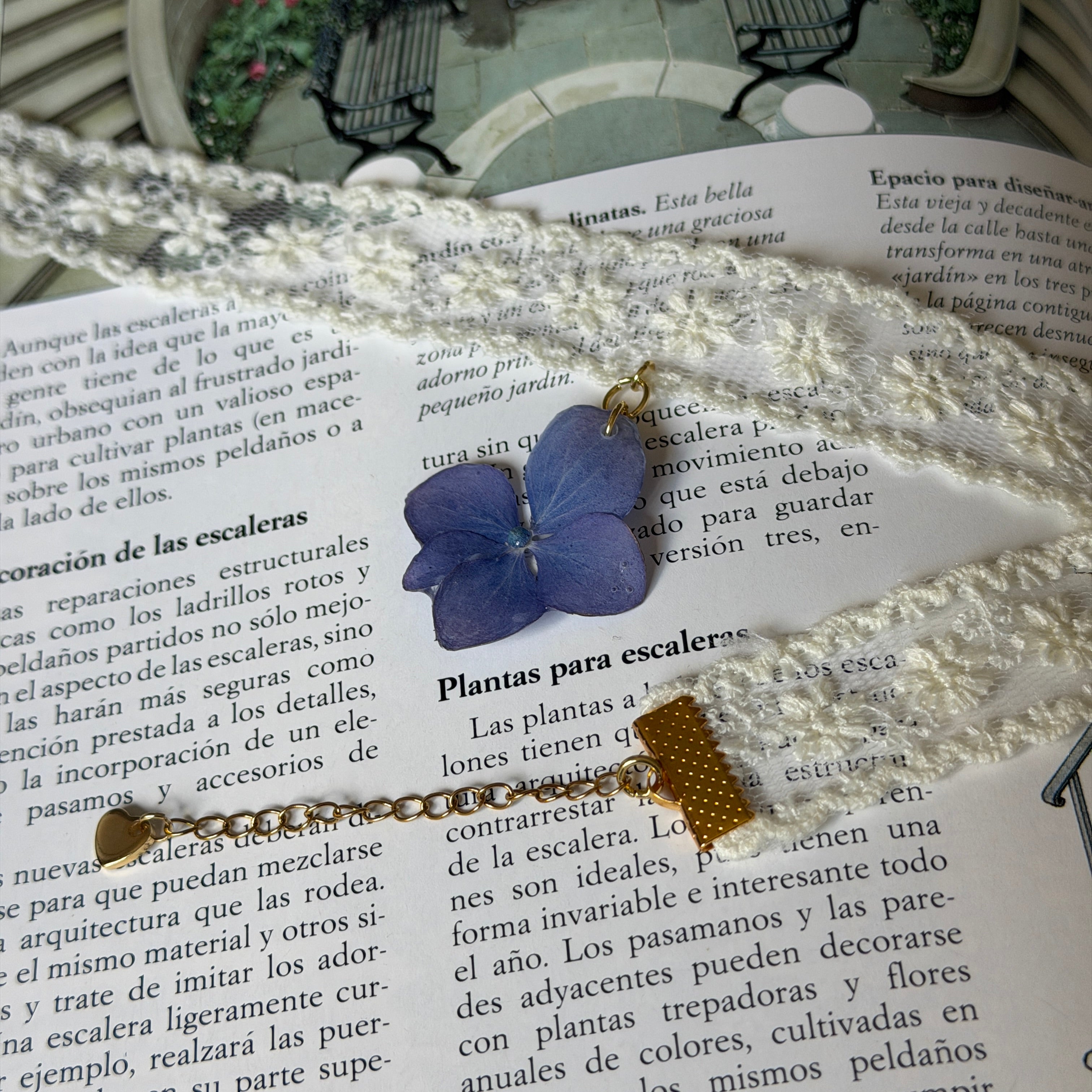 Gargantilla Soneto sobre libro abierto: encaje crema con hortensia lavanda y cadena dorada de corazón