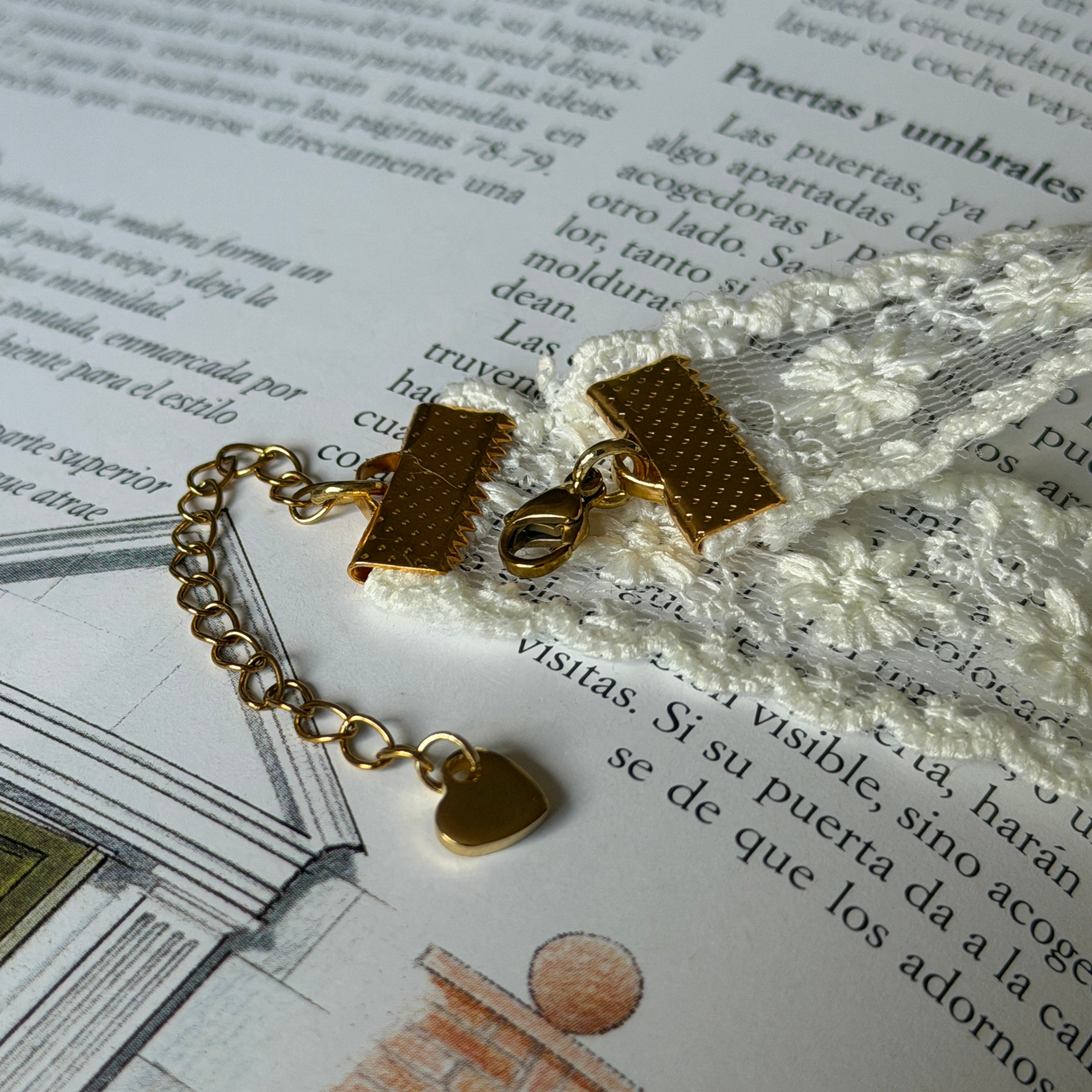 Detalle del cierre dorado con colgante corazón de la Gargantilla Hortensia Soneto de encaje crema