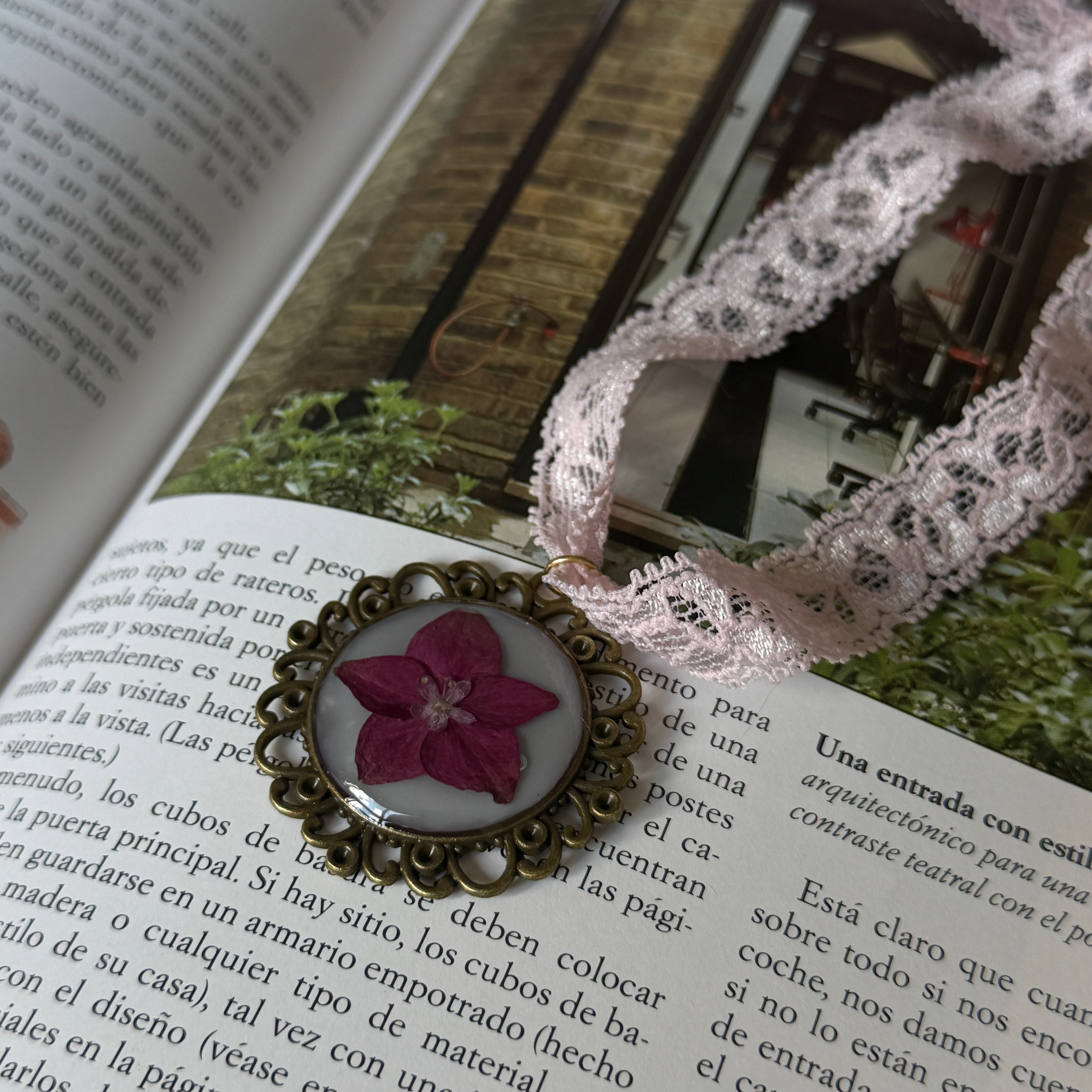 Collar Gargantilla Serenata sobre libro con jardín: medallón bronce con hortensia fucsia y encaje rosa