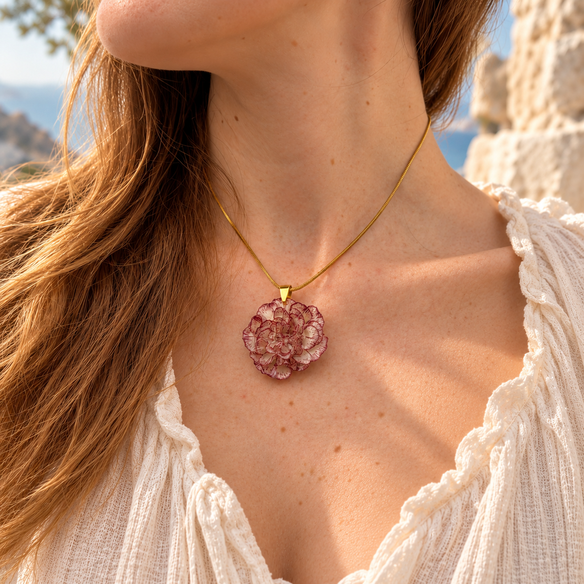 Collar Clavel Nácar puesto con blusa blanca, clavel marfil y carmesí preservado en resina