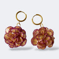 Pendientes Clavel Áurea con aro dorado y flor natural preservada en resina