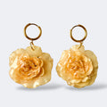 Pendientes Clavel Alba con flor natural preservada en resina y aro dorado