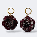 Pendientes Clavel Noctis con aro dorado y flor natural preservada en resina