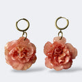 Pendientes Clavel Aura con aro dorado y flor natural preservada en resina
