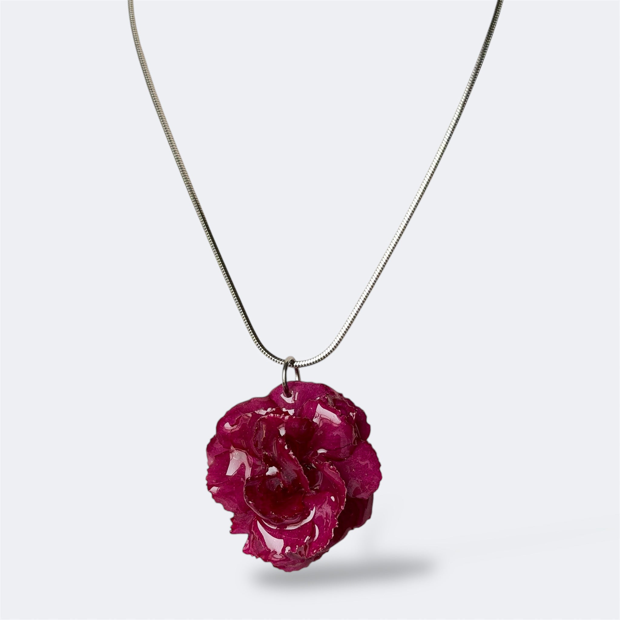 Collar Clavel Fulgor con cadena dorada y flor natural preservada en resina