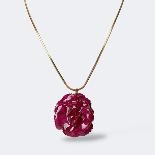 Collar Clavel Fulgor con cadena dorada y flor natural preservada en resina
