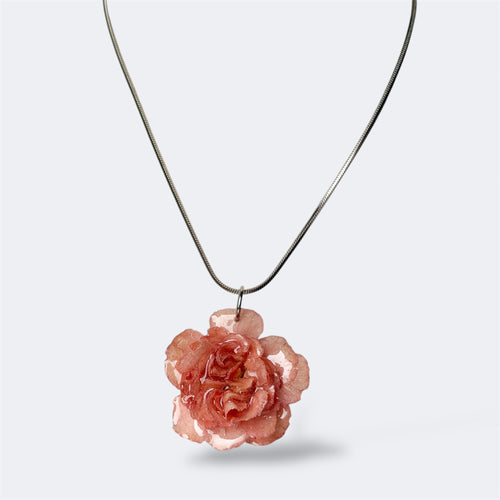 Collar Clavel Aura con cadena plateada y flor natural preservada en resina