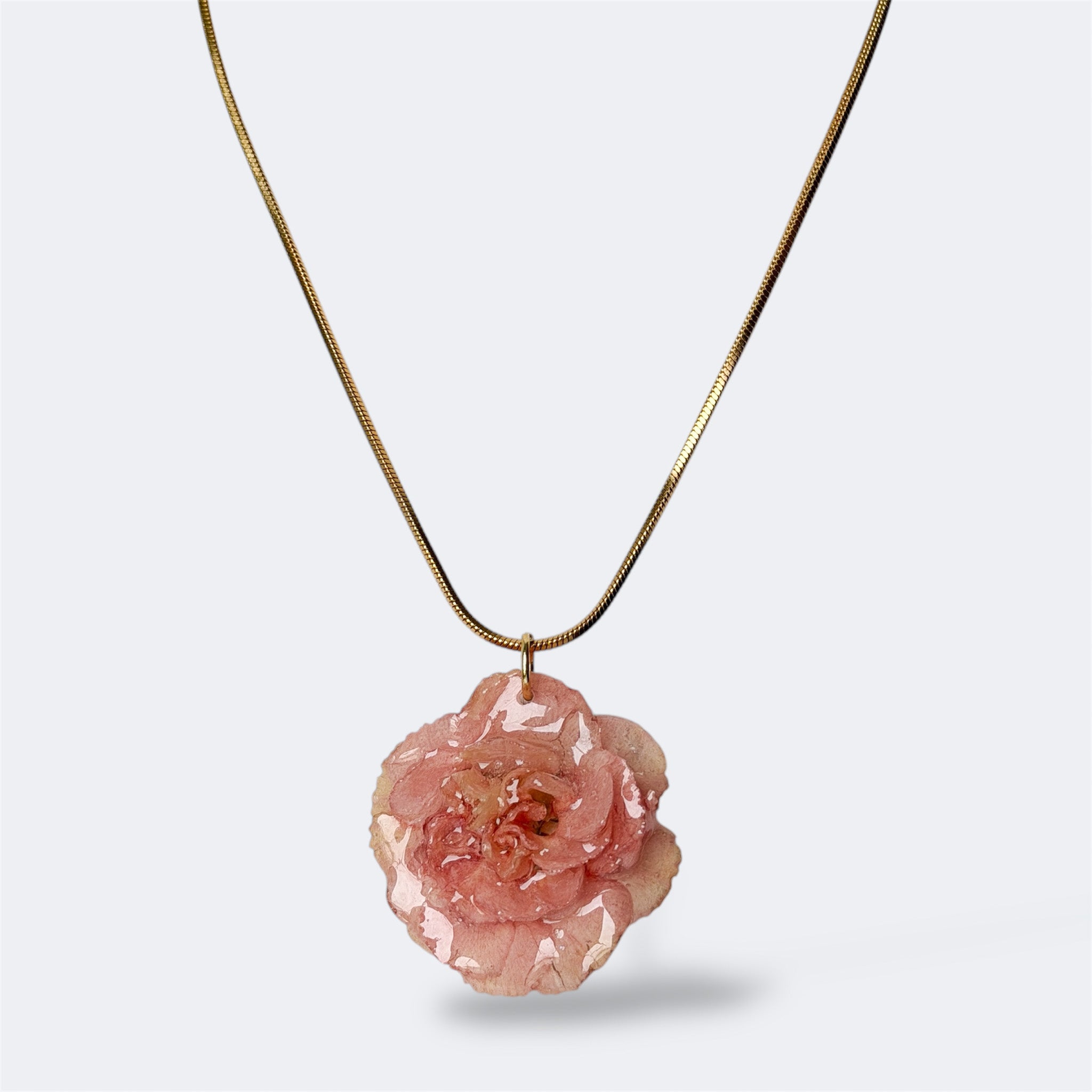 Collar Clavel Aura con cadena dorada y clavel natural preservado