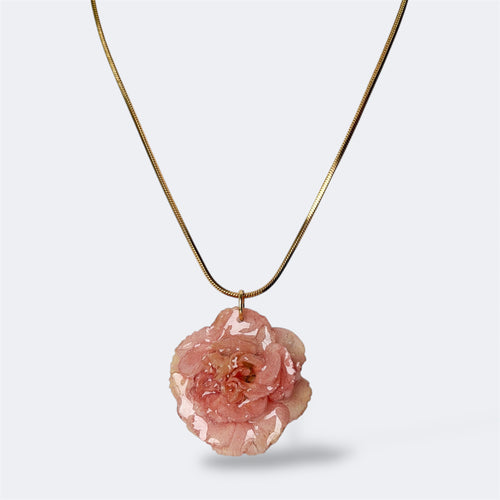 Collar Clavel Aura con cadena dorada y clavel natural preservado