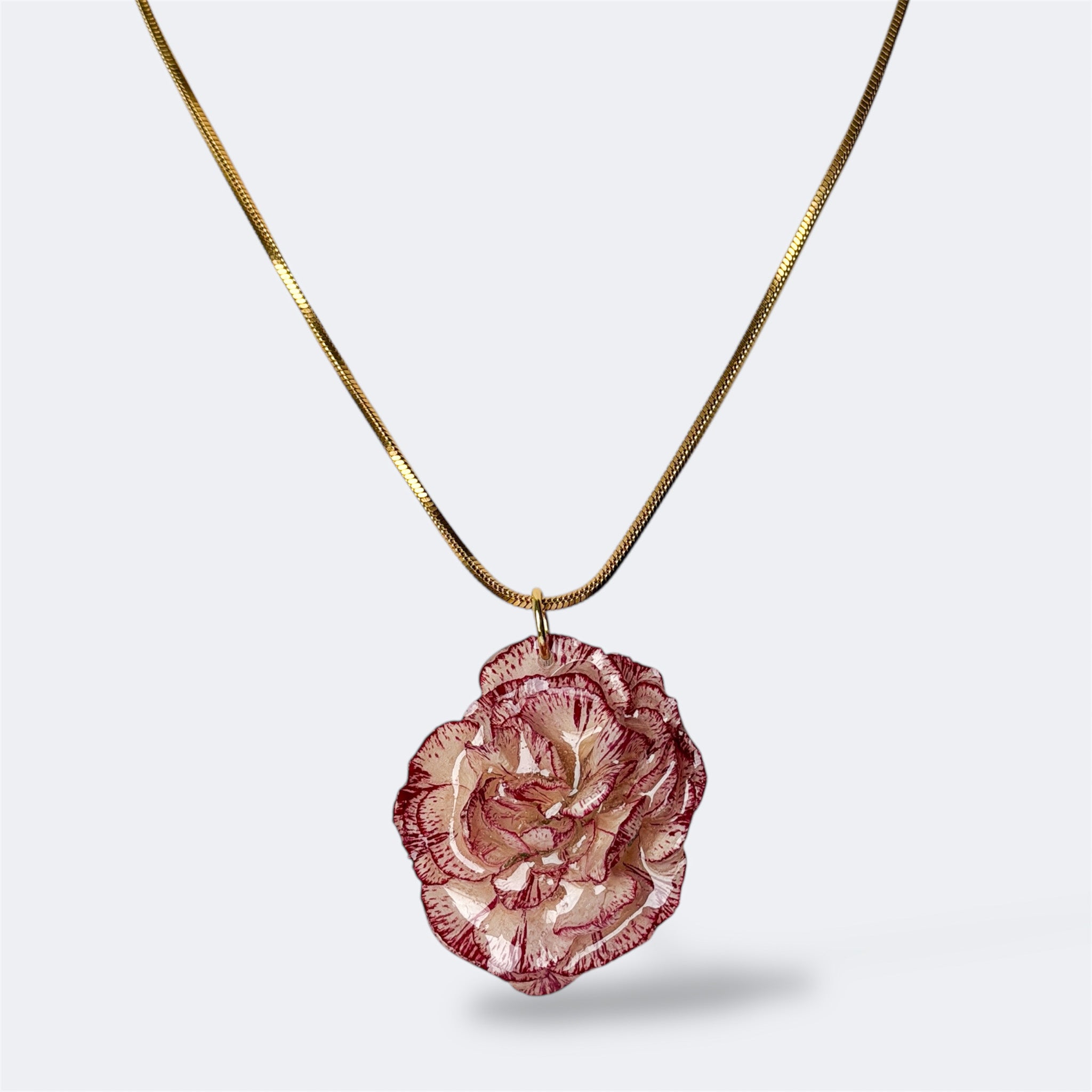 Collar Clavel Nácar con cadena dorada y clavel natural preservado en resina