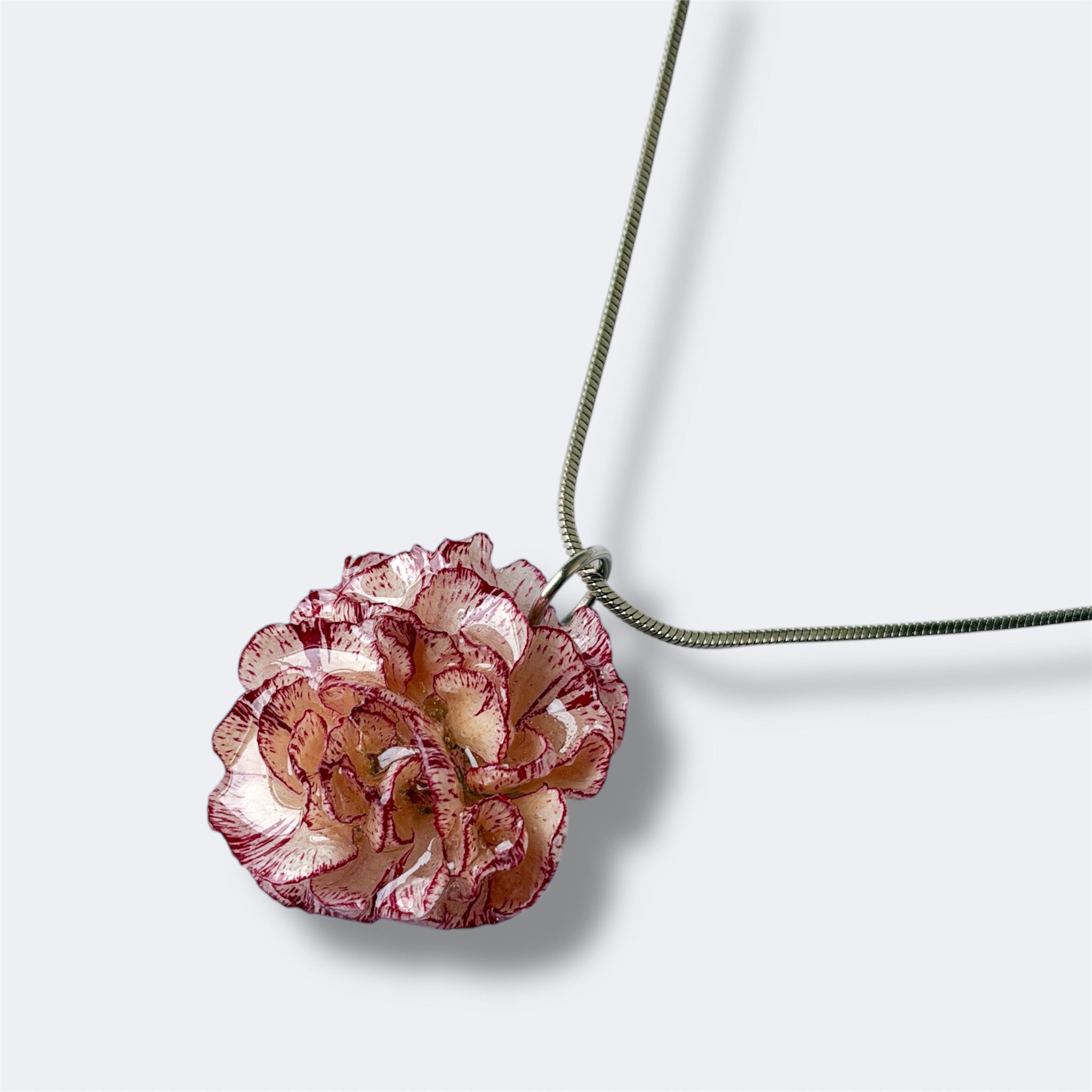 Detalle collar Clavel Nácar con pétalos marfil y bordes rojizos preservados