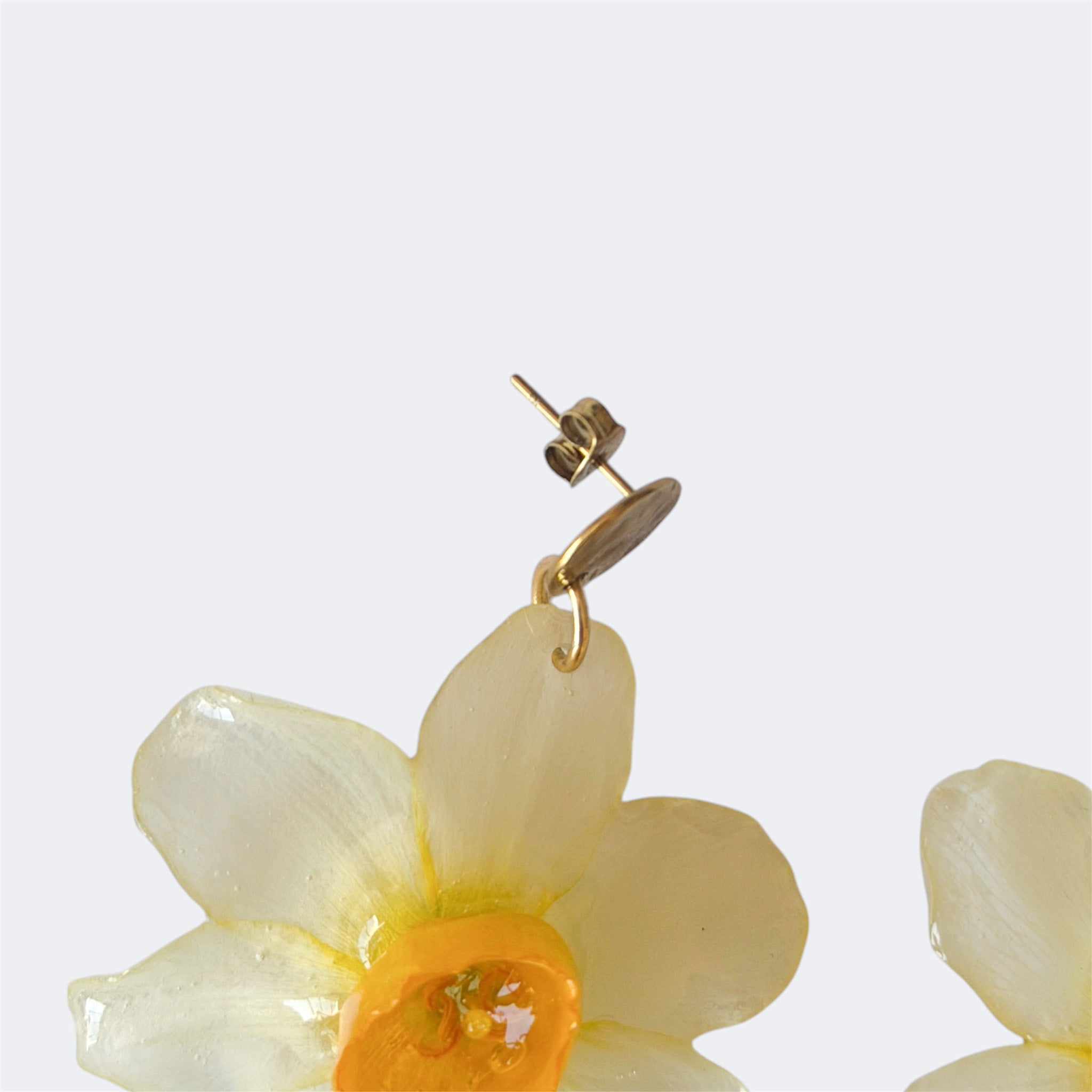 Detalle del cierre de palanca martillado dorado de los Pendientes Narciso Alborada