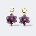 Par de Pendientes Orquídea Malva con flor orquídea púrpura en aros dorados, fondo gris