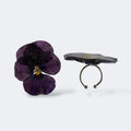 Anillo de pensamiento natural preservado en resina morado oscuro profundo, vista frontal y lateral, fondo blanco