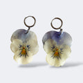 Par de Pendientes Pensamiento Niebla con flor bicolor azul-crema en aros plateados, fondo gris