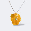 Collar colgante de pensamiento natural preservado en resina color amarillo anaranjado intenso, cadena plateada, fondo blanco