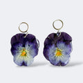 Par de Pendientes Pensamiento Violeta con flor azul-violeta en aros plateados, fondo gris