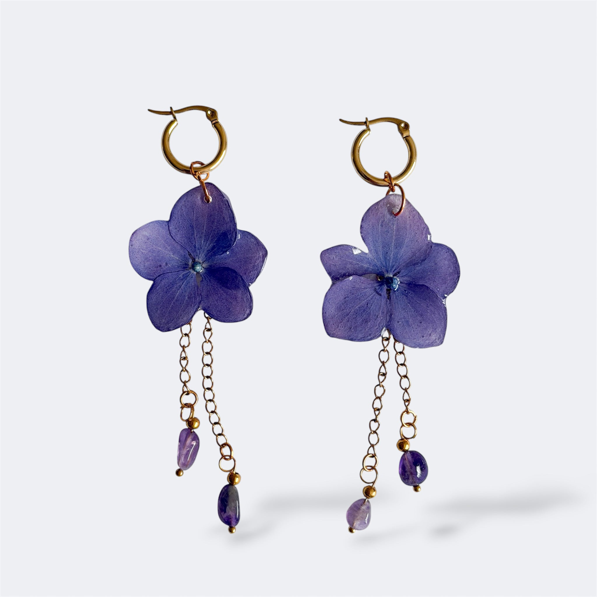 Par de Pendientes Hortensia Cascada: flor lavanda con cadenas doradas y colgantes de amatista