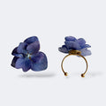 Anillo Hortensia Lavanda: hortensia azul violeta en resina sobre aro dorado abierto, vistas frontal y lateral