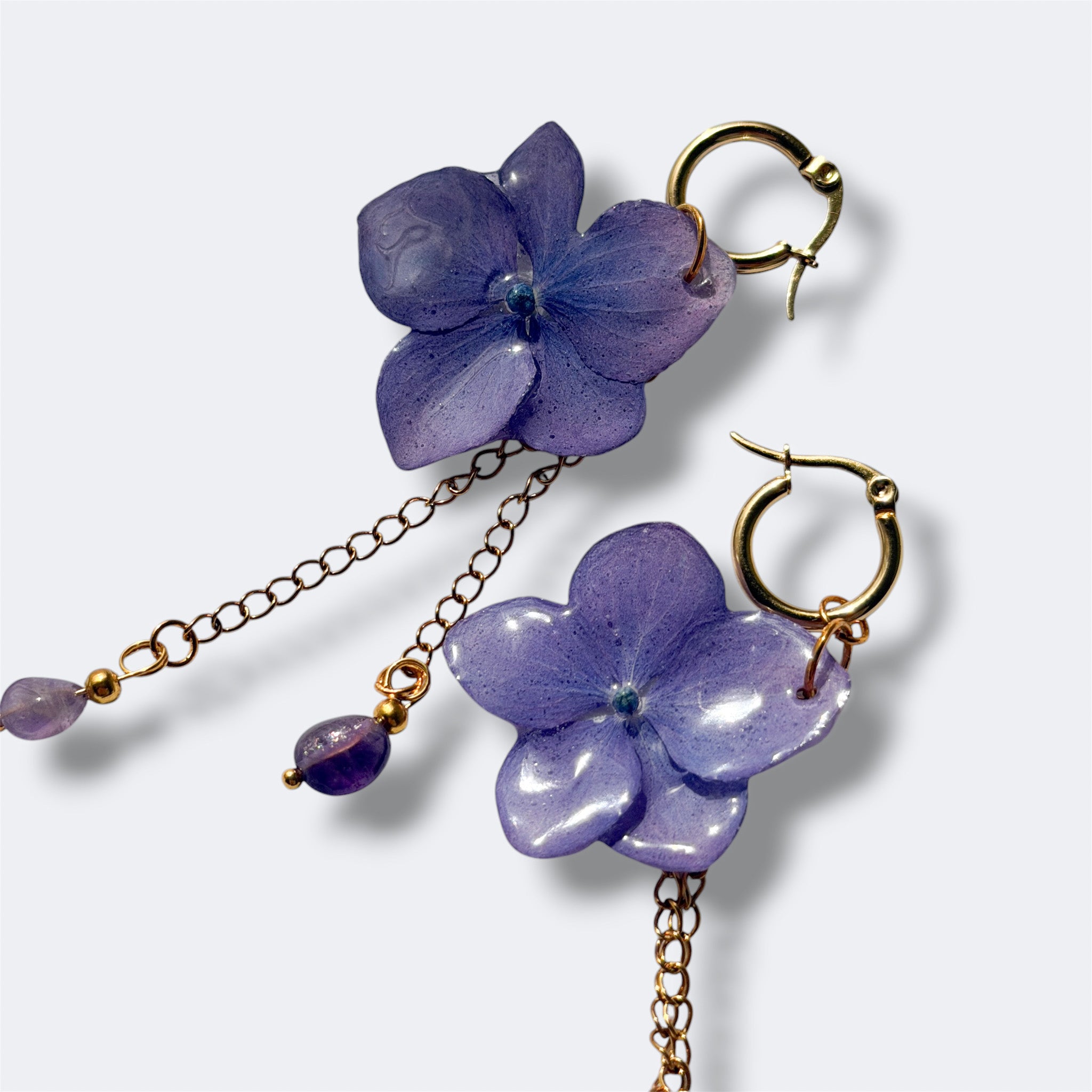 Vista detalle Pendientes Hortensia Cascada: flor lavanda con cadenas doradas y colgantes de amatista