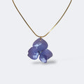 Collar colgante de hortensia lavanda natural preservada en resina con cadena serpiente dorada, fondo gris