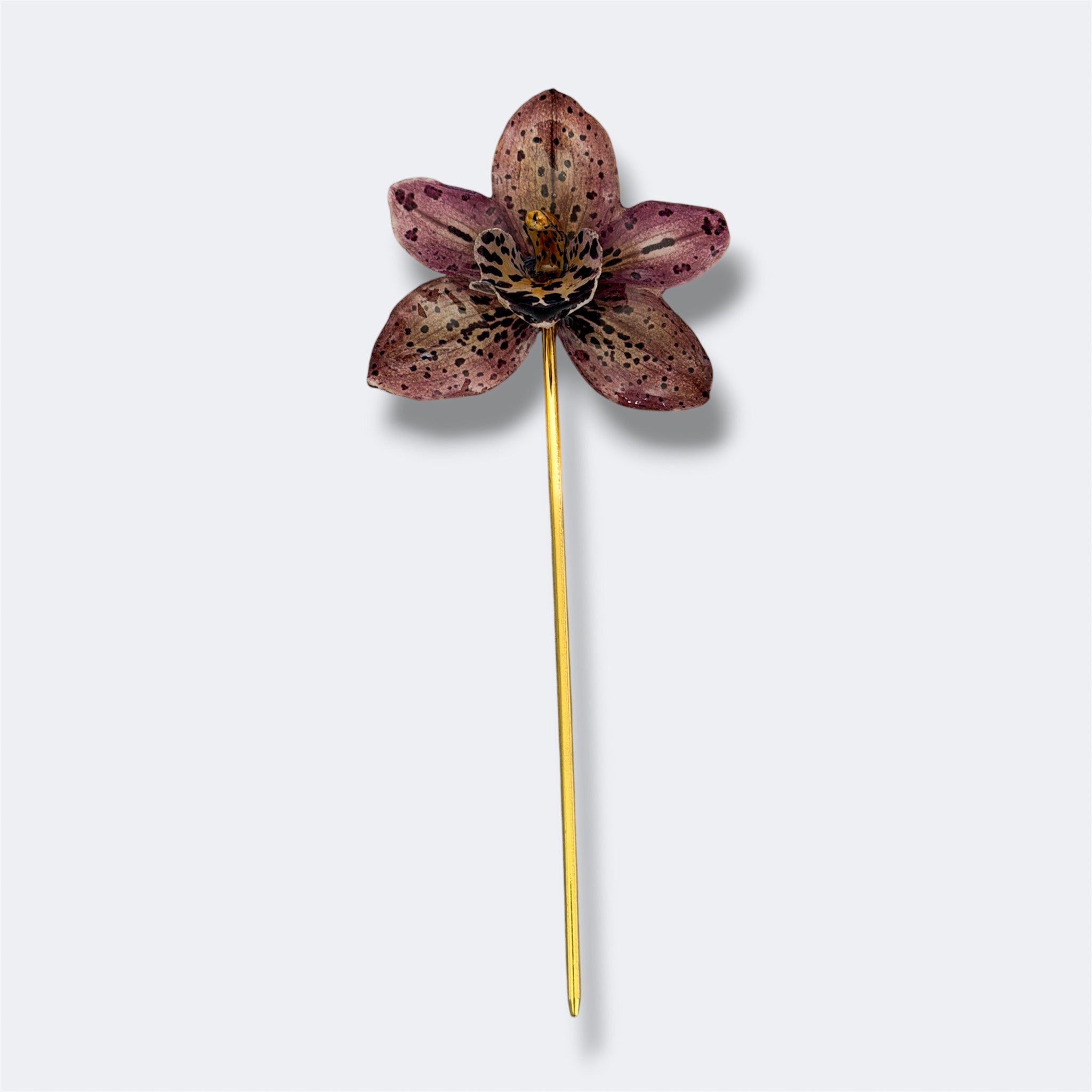 Horquilla de pelo con orquídea Velaria marrón moteada preservada en resina sobre varilla dorada larga