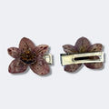 Vista frontal y trasera de la Pinza Orquídea Velaria: orquídea marrón moteada sobre clip plateado