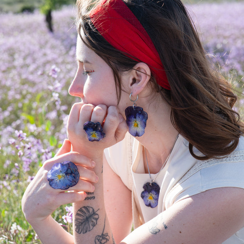 Modelo en campo de lavanda con Pendiente Pensamiento Violeta, anillo y colgante al sol