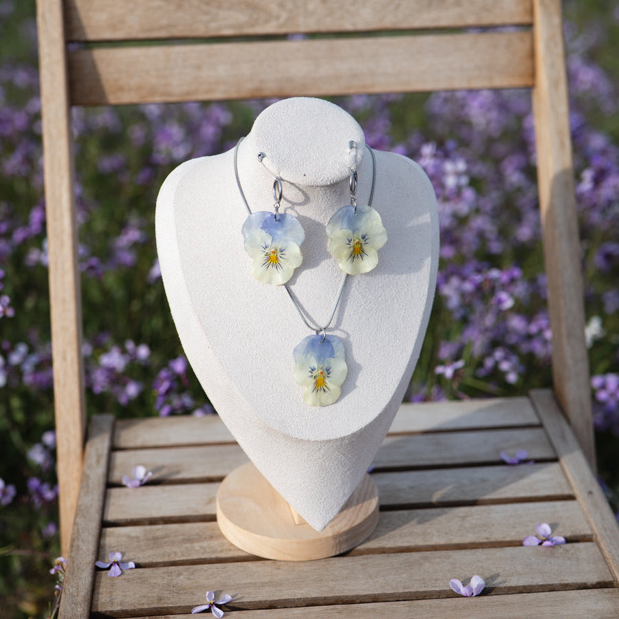 Busto display con collar y pendientes Pensamiento Niebla en silla de jardín, campo de lavanda