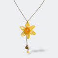 Collar con narciso amarillo encapsulado en resina, sobre cadena de acero inoxidable con cola y strass