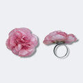 Anillo con clavel rosa encapsulado en resina, sobre aro ajustable de acero inoxidable
