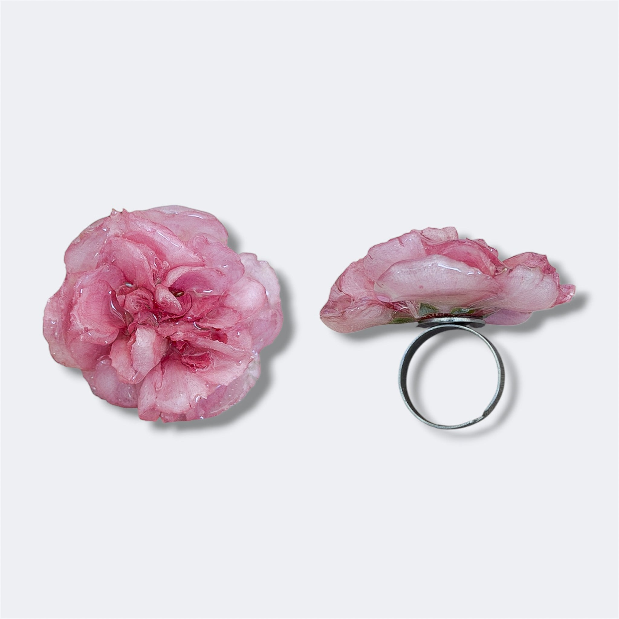 Anillo con clavel rosa encapsulado en resina, sobre aro ajustable de acero inoxidable