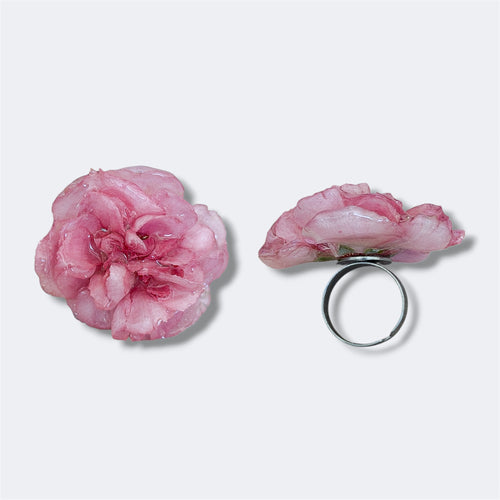 Anillo con clavel rosa encapsulado en resina, sobre aro ajustable de acero inoxidable