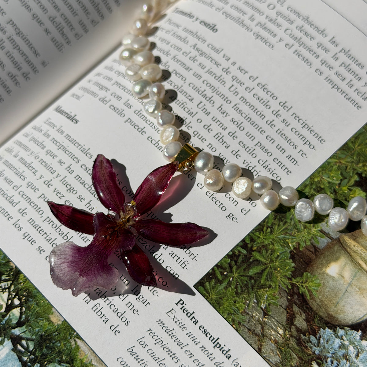 Detalle de orquídea Cambria burdeos real preservada en resina, con vetas oscuras y labio inferior lila