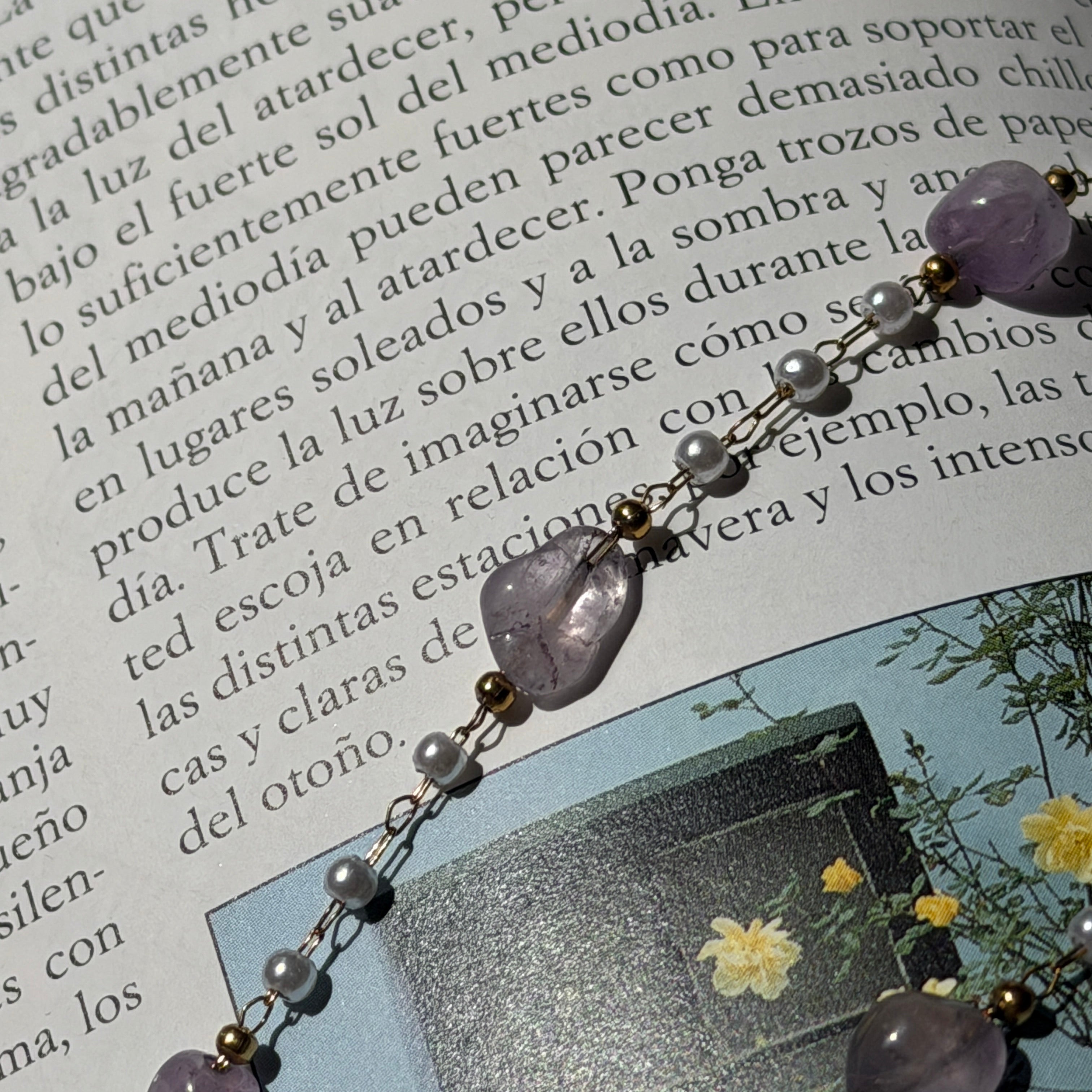 Detalle de la cadena de acero con perlas y piezas de amatista del collar de orquídea
