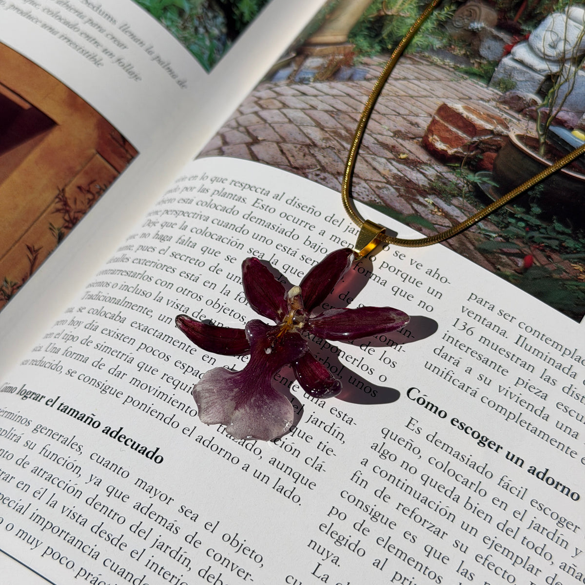 Detalle de orquídea Cambria burdeos real preservada en resina, con vetas oscuras y labio inferior lila pálido