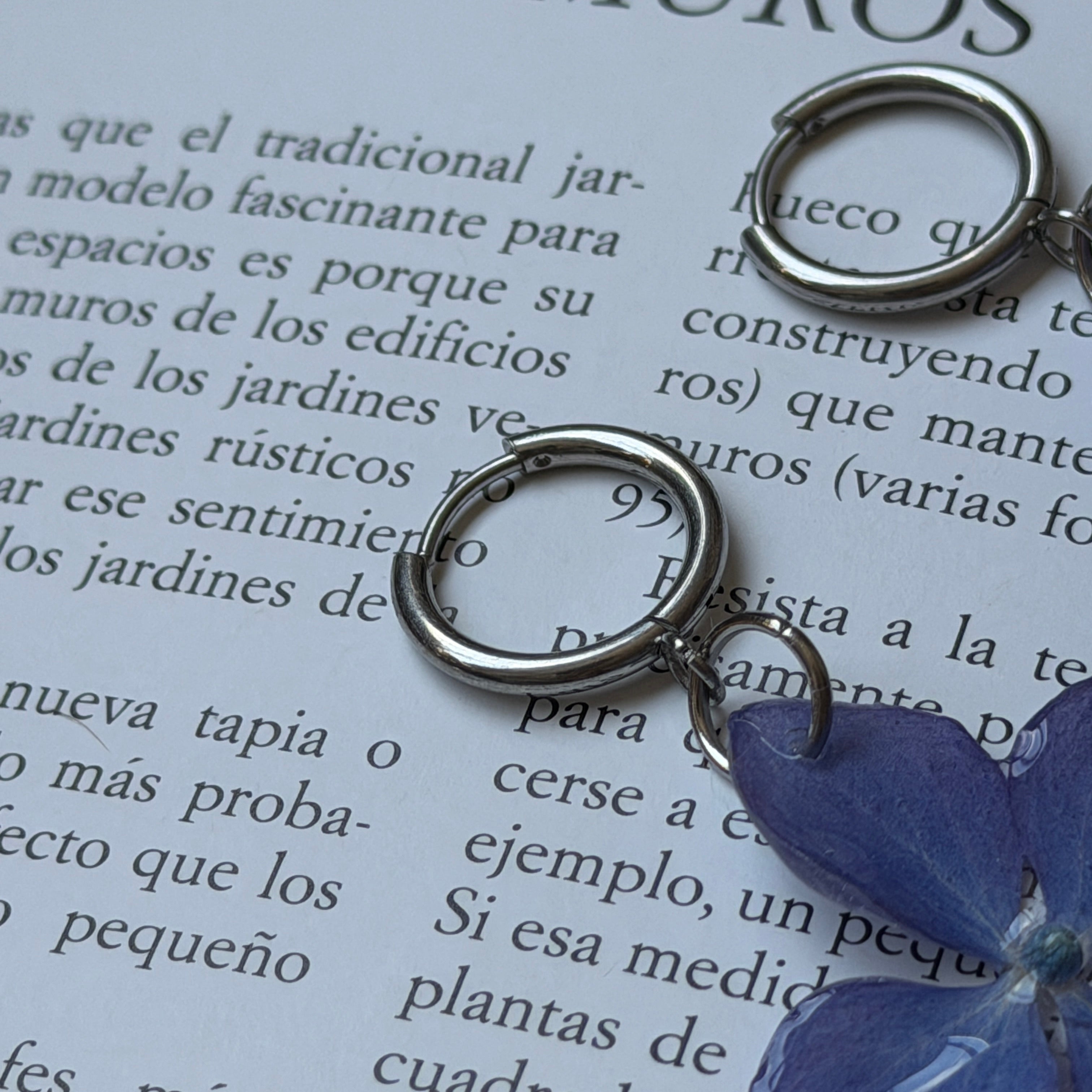 Detalle del aro de acero inoxidable con cierre de clic de un pendiente de hortensia