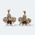 Pendientes con orquídea beige moteada encapsulada en resina, sobre espiga de acero inoxidable