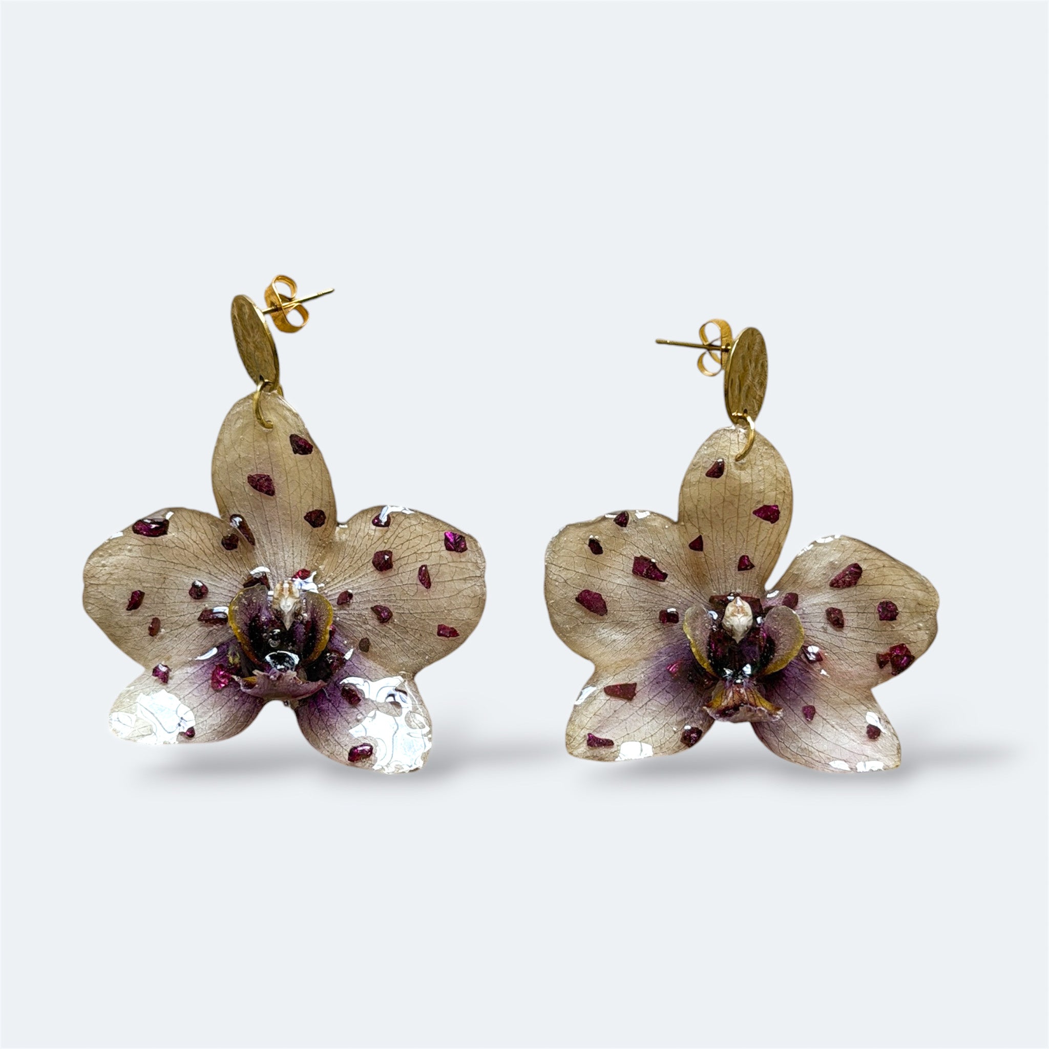 Pendientes con orquídea beige moteada encapsulada en resina, sobre espiga de acero inoxidable
