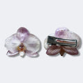 Pinza con orquídea lavanda encapsulada en resina, anverso y pinza de cocodrilo plateada al dorso