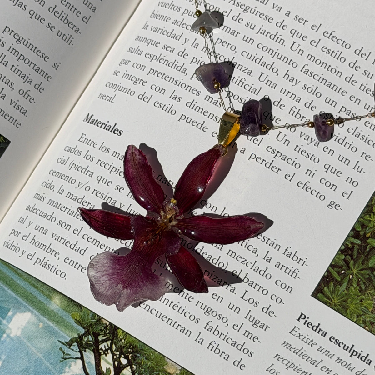 Detalle de orquídea Cambria burdeos real preservada en resina, con vetas oscuras y labio inferior lila