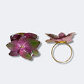 Anillo con hortensias magenta y verdes encapsuladas en resina, vista frontal y lateral del aro de acero inoxidable