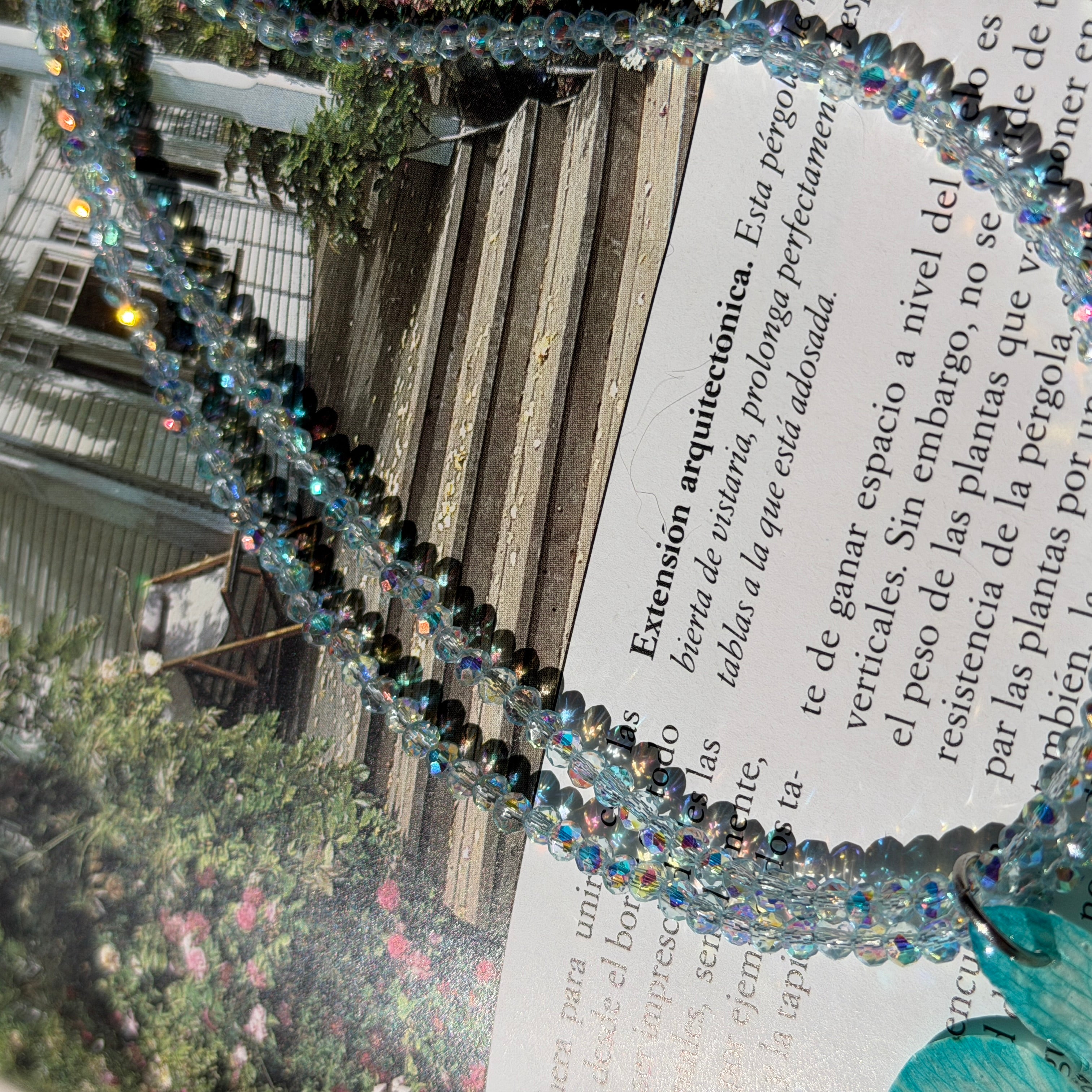 Detalle de la cadena doble de cuentas acrílicas facetadas transparentes con reflejo iridiscente