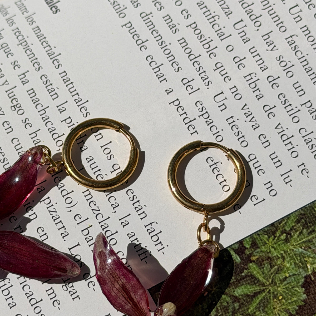 Detalle de los aros de acero inoxidable con cierre de clic y las anillas de unión