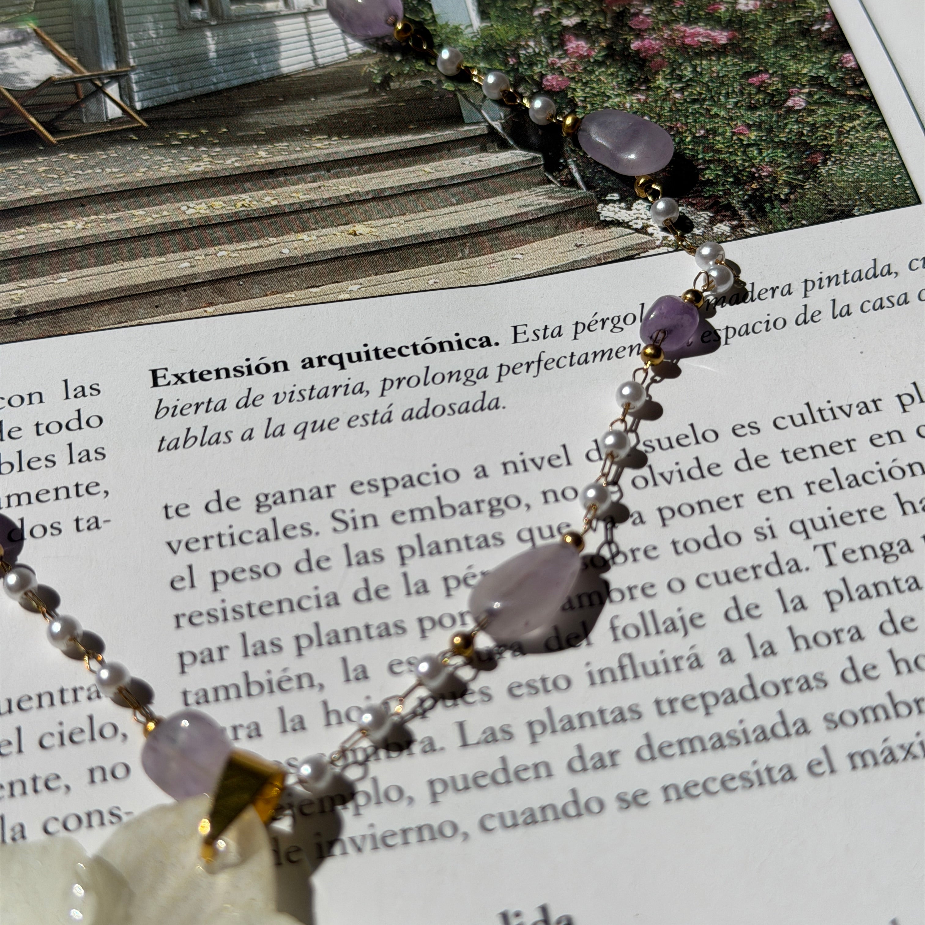 Detalle de la cadena de acero inoxidable con amatistas y perlitas del collar de orquídea