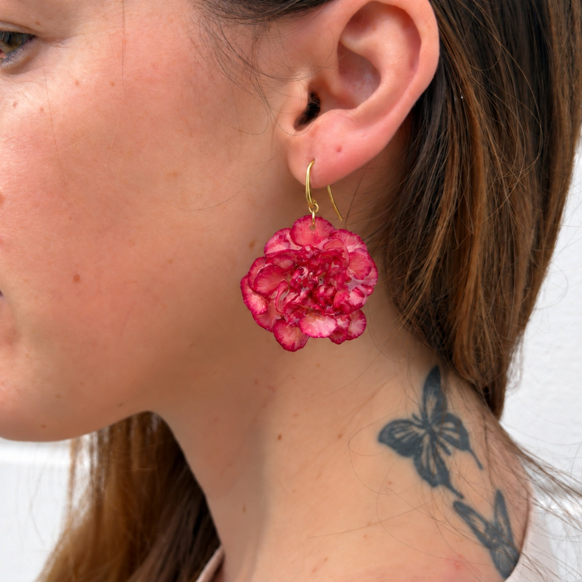 Pendientes Clavel Júpiter puestos, con anzuelo dorado